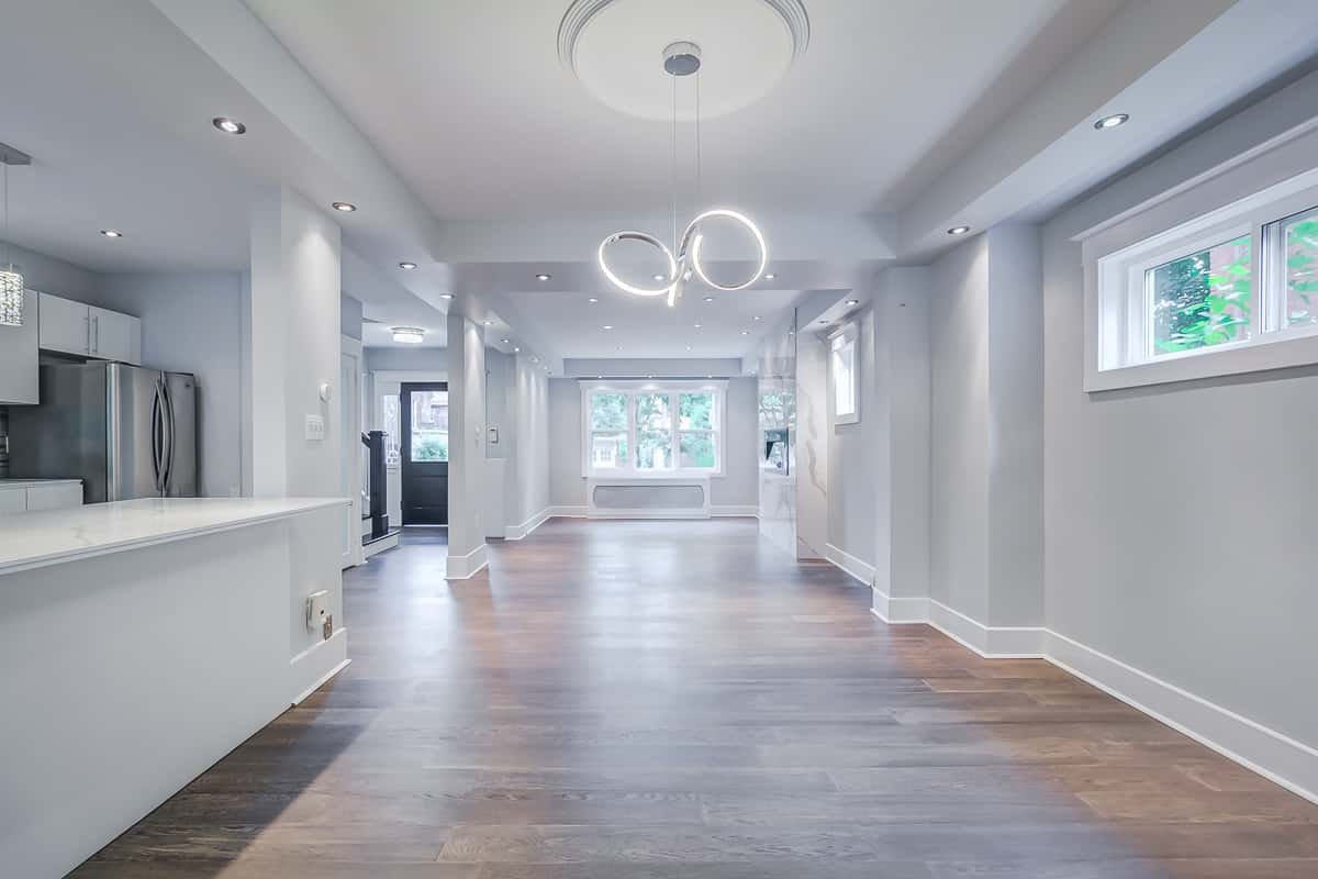 Open layout with modern lighting — Inoa Construction project